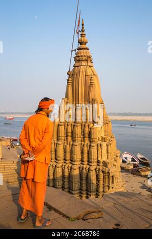 Temple Shiva submergé, Sindhia Ghat, Varanasi, Uttar Pradesh, Inde, Asie Banque D'Images
