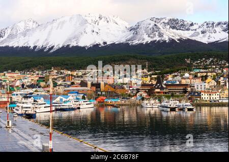 Horizon et port d'Ushuaia, la ville la plus méridionale de l'Argentine dominée par les montagnes enneigées, Tierra del Fuego, Argentine, Amérique du Sud Banque D'Images