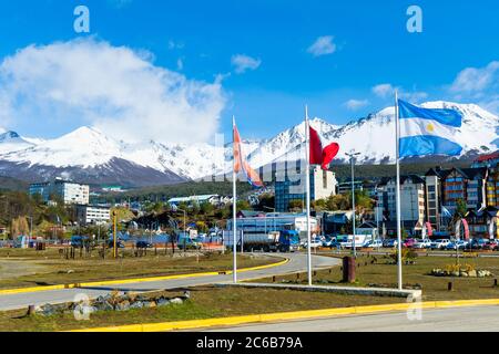 Ushuaia, ville la plus méridionale de l'Argentine sur le canal Beagle, dominée par les montagnes enneigées, Tierra del Fuego, Argentine, Amérique du Sud Banque D'Images