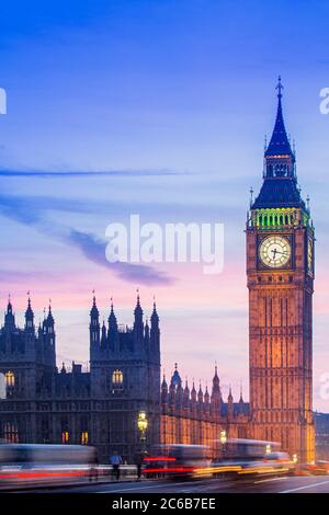 Big Ben (tour de la reine Elizabeth), le Palais de Westminster (chambres du Parlement), site classé au patrimoine mondial de l'UNESCO, et le pont de Westminster, Londres, Angleterre Banque D'Images