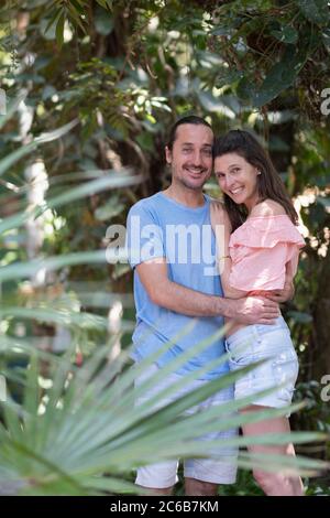 Forêt tropicale ou jardin de l'hôtel et couple d'âge moyen se tenant ensemble et heureux ensemble, Bahia, Brésil, Amérique du Sud Banque D'Images