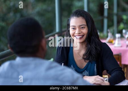 Un heureux couple multiethnique latin et noir dînant ensemble dans un restaurant en plein air, Rio de Janeiro, Brésil, Amérique du Sud Banque D'Images