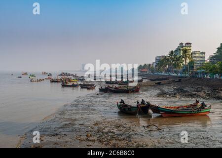 Bateaux de pêche dans le port de Myeik (Mergui), Myanmar (Birmanie), Asie Banque D'Images