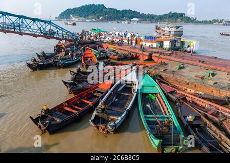 Bateaux de pêche dans le port de Myeik (Mergui), Myanmar (Birmanie), Asie Banque D'Images