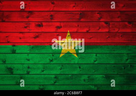 Le drapeau national du Burkina Faso est peint sur un camp de planches paires clouées à un clou. Le symbole du pays. Banque D'Images