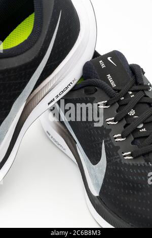 Paire de chaussures de running Nike Pegasus Turbo noires découpées isolées sur fond blanc Banque D'Images