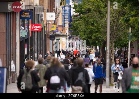 Glasgow, Écosse, Royaume-Uni. 8 juillet 2020. Photo : les gens font du shopping dans le centre-ville de Glasgow, alors que le blocage du coronavirus (COVID19) s'est atténué. À partir de ce vendredi 10 juillet, les gens devront porter un masque de protection lorsqu'ils se présentent dans un magasin pour tenter d'arrêter la propagation du coronavirus. Crédit : Colin Fisher/Alay Live News Banque D'Images