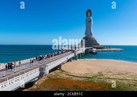 Statue bouddhiste géante dans l'océan chinois du Sud, Temple Nanshan, Sanya, Hainan, Chine, Asie Banque D'Images