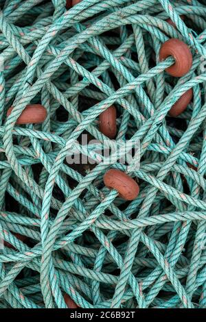 Vue en hauteur d'une pile de corde de pêche verte avec bouées orange Banque D'Images