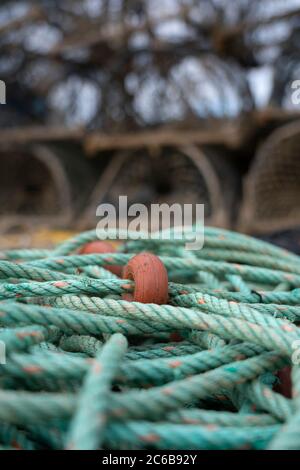 Corde de pêche verte avec pots de homard hors foyer en arrière-plan Banque D'Images