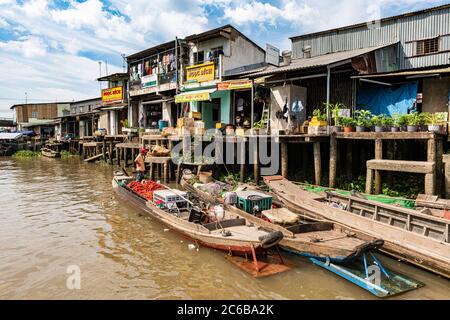 Maisons sur pilotis, Cai be, Delta du Mékong, Vietnam, Indochine, Asie du Sud-est, Asie Banque D'Images