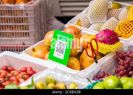 Shenzhen, Chine - novembre 14 2018: Les codes QR pour le paiement sans espèces avec les smartphones se dresse sur une digitalisation de stand de légumes, comme l'ap sans espèces Banque D'Images