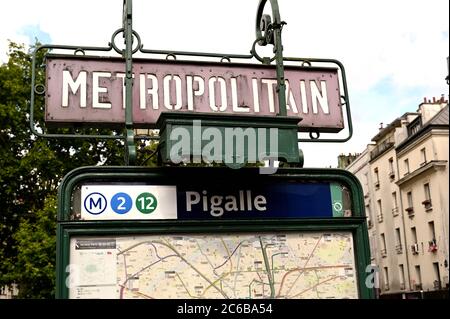 Station Pigallel avec plan du métro Banque D'Images