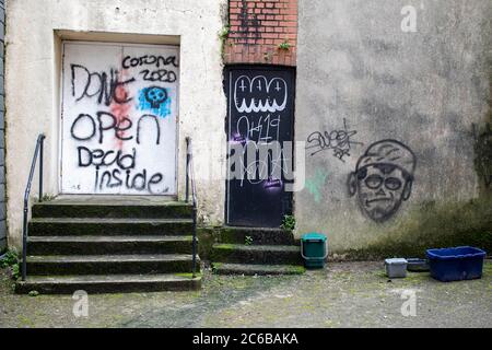 COVID19 a inspiré Graffiti dans une allée de Tenby, Pembrokeshire, pays de Galles. Lewis Mitchell. Banque D'Images