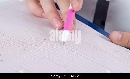 Électrocardiogramme dans les mains du médecin Banque D'Images