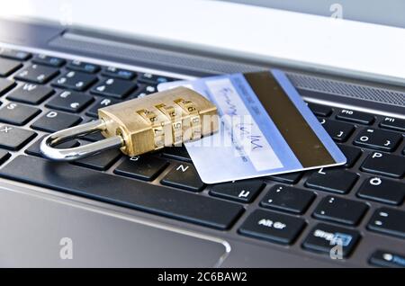 Carte de crédit avec cadenas sur le clavier de l'ordinateur symbolisant les paiements en ligne sécurisés Banque D'Images