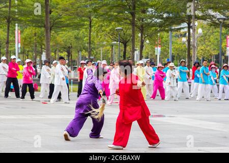 Shenzhen, Chine - 14 novembre 2015 : un groupe de retraités pratiquent la danse d'art martial dans la rue. C'est une sp. Traditionnelle et populaire Banque D'Images