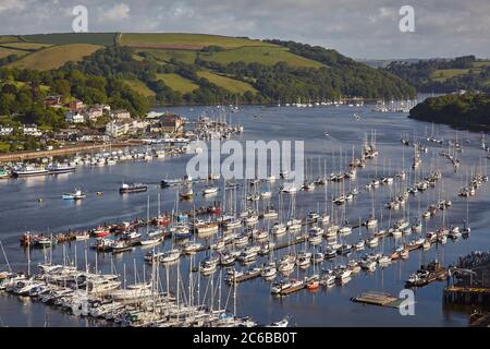 La magnifique côte sud du Devon, l'estuaire de la rivière Dart à Dartmouth, vue de Kingswear, Devon, Angleterre, Royaume-Uni, Europe Banque D'Images