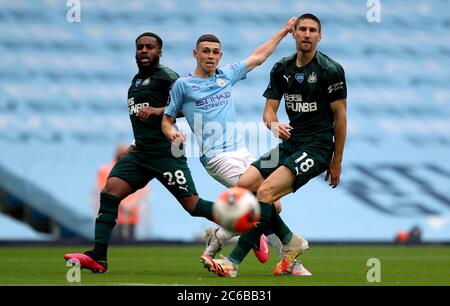 Phil Foden de Manchester City a un tir sur but qui est regardé par Danny Rose (à gauche) et Federico Fernandez (à droite) de Newcastle United lors du match de la Premier League au Etihad Stadium, Manchester. Banque D'Images