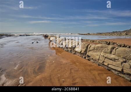 Le mélange spectaculaire de sable et de rochers de la plage à Speke's Mill Mouth, sur la côte atlantique de Devon, près de Hartland Quay, Devon, Angleterre, Royaume-Uni, E Banque D'Images