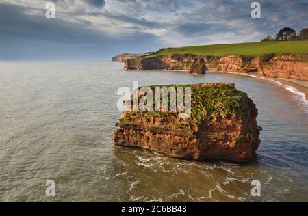 Falaises de grès rouge et rochers à la baie de Ladram, sur la côte jurassique, site classé au patrimoine mondial de l'UNESCO, près de Budgleigh Salterton, East Devon, Angleterre, United K. Banque D'Images