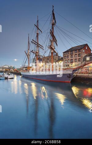 Un crépuscule à Sutton Harbour et le Barbican, le coeur historique et touristique de la ville de Plymouth, Devon, Angleterre, Royaume-Uni, Europe Banque D'Images