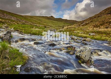 Une rivière de la lande se précipite dans une vallée, en route des landes à la mer, la rivière Tavy, dans le parc national de Dartmoor, Devon, Angleterre, Unite Banque D'Images
