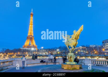 Tour Eiffel, Pont de Bir-Hakeim, statue de la France renaissante, Paris, France, Europe Banque D'Images