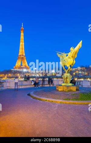 Tour Eiffel, Pont de Bir-Hakeim, statue de la France renaissante, Paris, France, Europe Banque D'Images