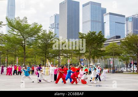 Shenzhen, Chine - 14 novembre 2015 : un groupe de retraités pratiquent la danse d'art martial dans la rue. C'est une sp. Traditionnelle et populaire Banque D'Images