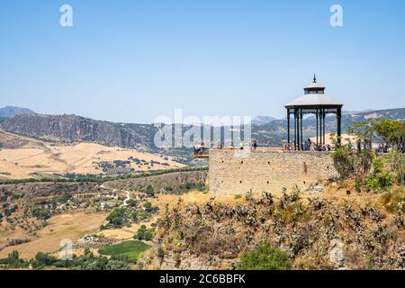 Parc Alameda et El Balcon del Tajo (El Balcon del Cono) avec vue sur la gorge du Tajo à Ronda, Andalousie, Espagne, Europe Banque D'Images