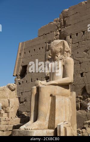 Colossus de Tuthmosis III, huitième temple de Karnak, site classé au patrimoine mondial de l'UNESCO, Louxor, Thèbes, Égypte, Afrique du Nord, Afrique Banque D'Images