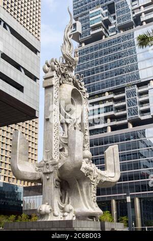 Shenzhen, Chine - 14 novembre 2015 : statue de 48 mètres de haut devant le centre d'opérations de la Bourse de Shenzhen à Shenzhen. Ce stat Banque D'Images