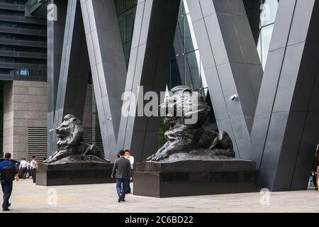 Shenzhen, Chine - 14 novembre 2015 : statues de lion de bronze à l'entrée du centre d'opérations de la Bourse de Shenzhen à Shenzhen. THI Banque D'Images