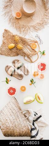 Aménagement été avec accessoires féminins et fruits frais, composition verticale Banque D'Images