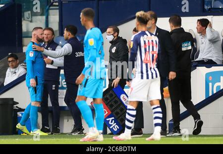 Wayne Rooney (à gauche) du comté de Derby parle à un membre du personnel lors du match du championnat Sky Bet à Hawthorns, West Bromwich. Banque D'Images