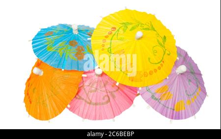 Parasols à cocktail multicolores, symbole printemps et été, isolés sur fond blanc Banque D'Images