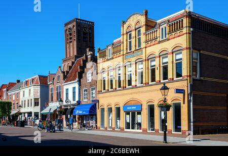 Vue sur la place du marché de Culemborg avec ses boutiques et ses bâtiments historiques, le temps d'un après-midi ensoleillé. Gelderland, pays-Bas. Banque D'Images