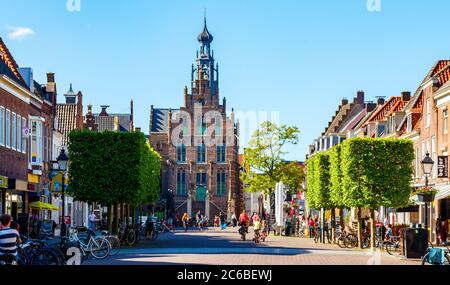 Vue sur la place du marché de Culemborg avec ses boutiques et l'hôtel de ville médiéval pendant un après-midi ensoleillé. Gelderland, pays-Bas. Banque D'Images