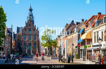 Vue sur la place du marché de Culemborg avec ses boutiques et l'hôtel de ville médiéval pendant un après-midi ensoleillé. Gelderland, pays-Bas. Banque D'Images