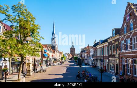 Vue sur la place du marché de Culemborg avec ses boutiques et ses bâtiments médiévaux, qui font partie du centre de la vieille ville, par une journée ensoleillée au printemps. Pays-Bas. Banque D'Images