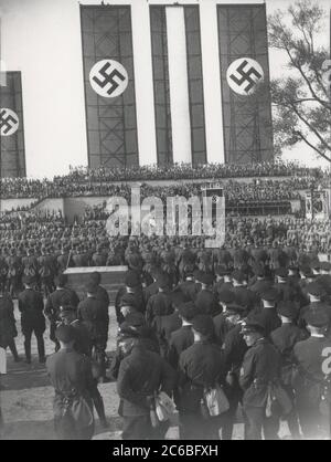 Rassemblement à Tempelhofer Feld Heinrich Hoffmann photographies 1934 photographe officiel d'Adolf Hitler, et un homme politique et éditeur nazi, qui était membre du cercle intime d'Hitler. Banque D'Images