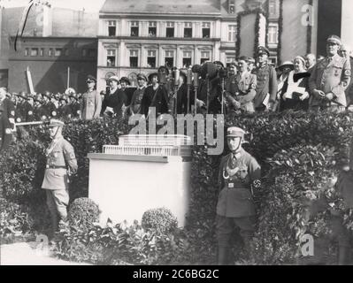 La pierre de fondation a posé pour le nouveau bâtiment de la Reichsbank allemande - Schacht pendant son discours Heinrich Hoffmann photographies 1934 Adolf Hitler photographe officiel, et un politicien et éditeur nazi, qui était un membre du cercle intime d'Hitler. Banque D'Images