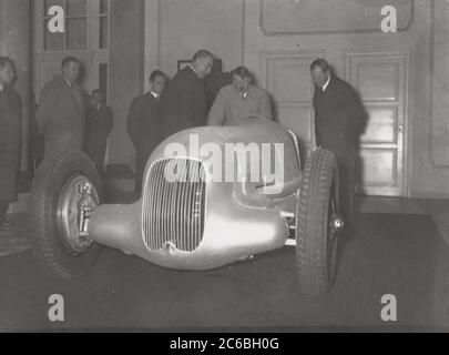 Hitler visite goebbels pour voir les voitures de course Mercedes-Benz Heinrich Hoffmann photographies 1934 photographe officiel d'Adolf Hitler, et un politicien et éditeur nazi, qui était un membre du cercle intime d'Hitler. Banque D'Images