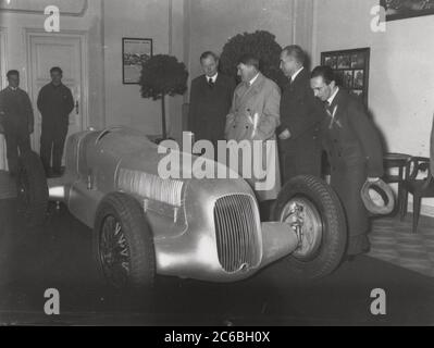 Hitler visite goebbels pour voir les voitures de course Mercedes-Benz Heinrich Hoffmann photographies 1934 photographe officiel d'Adolf Hitler, et un politicien et éditeur nazi, qui était un membre du cercle intime d'Hitler. Banque D'Images