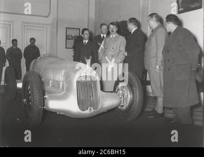 Hitler visite goebbels pour voir les voitures de course Mercedes-Benz Heinrich Hoffmann photographies 1934 photographe officiel d'Adolf Hitler, et un politicien et éditeur nazi, qui était un membre du cercle intime d'Hitler. Banque D'Images