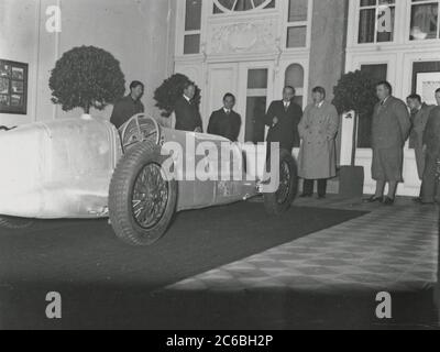 Hitler visite goebbels pour voir les voitures de course Mercedes-Benz Heinrich Hoffmann photographies 1934 photographe officiel d'Adolf Hitler, et un politicien et éditeur nazi, qui était un membre du cercle intime d'Hitler. Banque D'Images