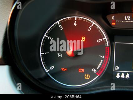 Tachymètre de voiture, tachymètre atteignant la zone rouge, voiture de sport à l'intérieur Banque D'Images