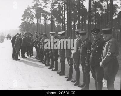 Rosenberg en conversation avec les dirigeants politiques Heinrich Hoffmann photographies 1934 photographe officiel d'Adolf Hitler, et un politicien et éditeur nazi, qui était un membre du cercle intime d'Hitler. Banque D'Images