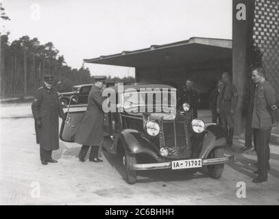 Rosenberg en conversation avec les dirigeants politiques Heinrich Hoffmann photographies 1934 photographe officiel d'Adolf Hitler, et un politicien et éditeur nazi, qui était un membre du cercle intime d'Hitler. Banque D'Images